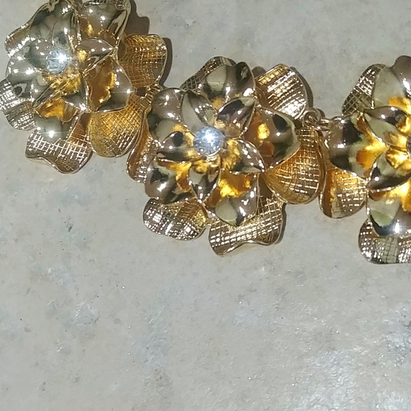 NWT! Golden Flower Statement Necklace - Picture 3 of 4